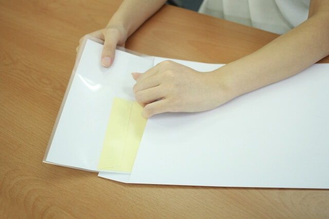 封筒に入れる書類の向きはマナーの一環